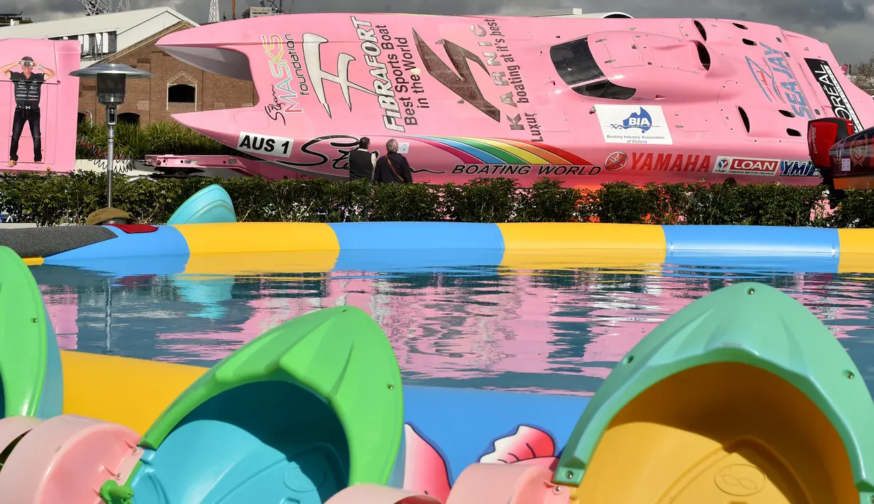 Perahu balap dipamerkan dalam acara Sydney International Boat Show di Darling Harbour di Sydney, Australia (3/8). Acara pameran alat transportasi air ini berlangsung dari 3 sampai 7 Agustus. (AFP Photo/Peter Parks)