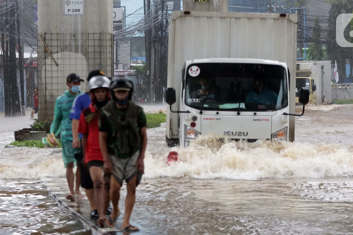FOTO: Banjir Genangi Jalan Wolter Monginsidi Jakarta