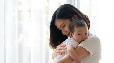 Hasil gambar untuk gendong bayi