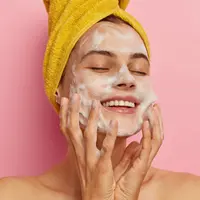 ilustrasi urutan urutan membersihkan wajah/WAYHOME studio/shutterstock