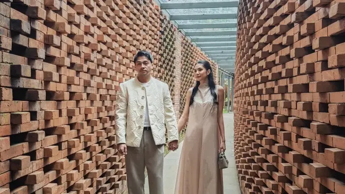 Penampilan Mikha Tambayong dan Deva Mahenra saat Hadir Lamaran Syifa Hadju dan El Rumi. [@miktambayong]