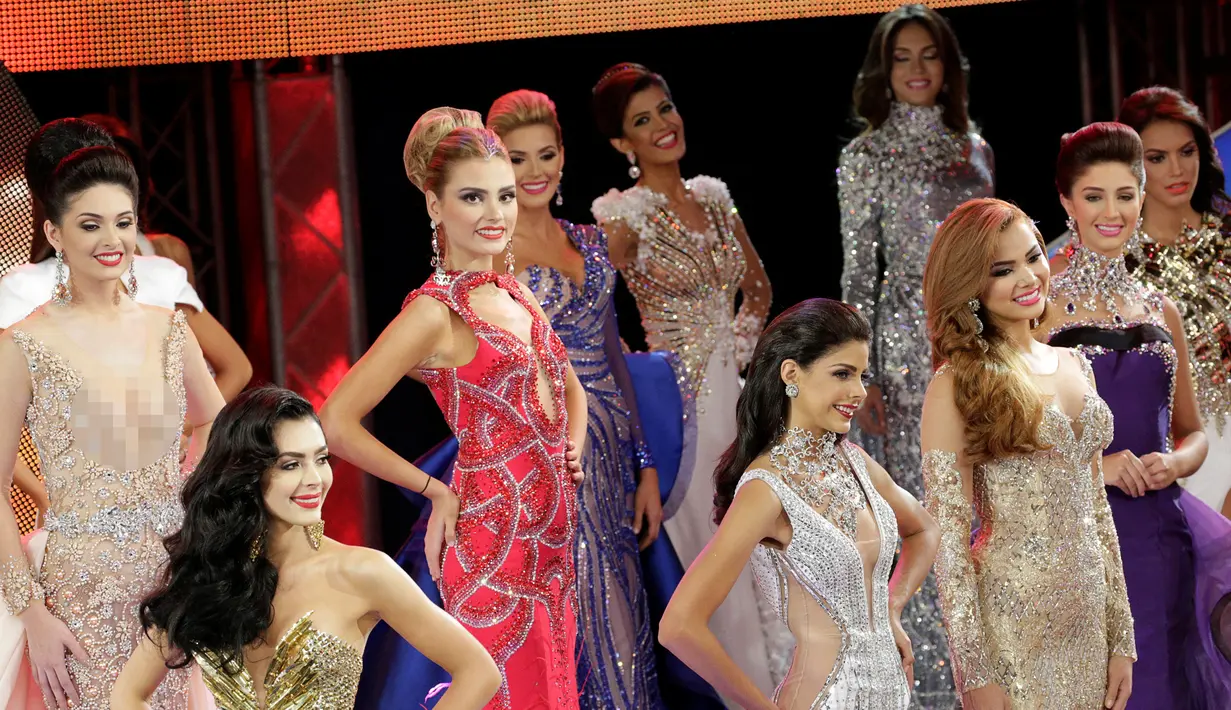 Para kontestan tampil seksi dengan gaun malam andalannya pada malam puncak Miss Venezuela 2016 di Caracas, Venezuela (5/10). Mereka bersaing memperebutkan mahkota yang akan diberikan langsung oleh Miss Venezuela 2015, Mariam Habach. (REUTERS/Marco Bello)