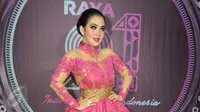 Penyanyi Syahrini menjadi pengisi acara Konser Raya 21 Indosiar (Liputan6.com/Herman Zakharia)