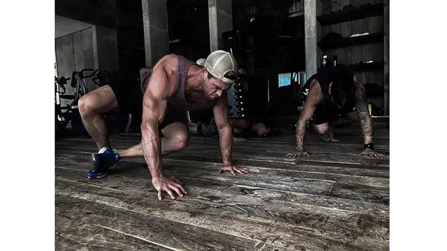 Chris Hemsworth Jadi Pria Tertampan Versi Top Beauty World, Ini 6 Potretnya saat Olahraga