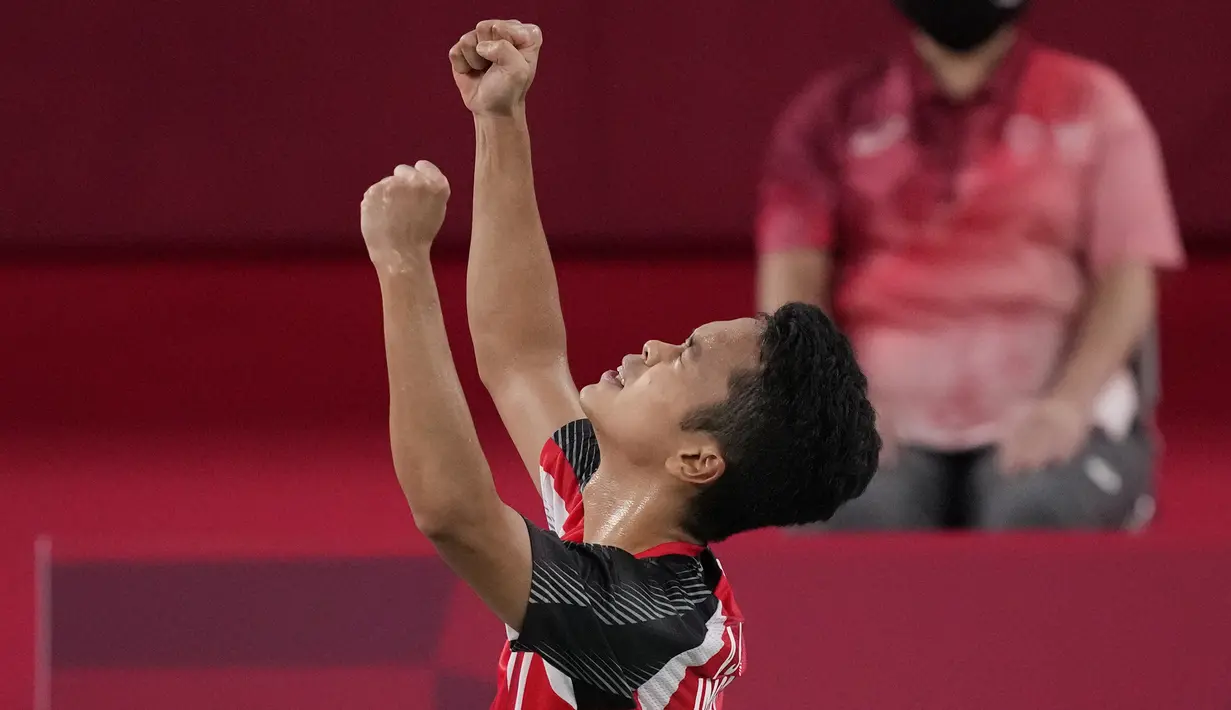 Momen kebangkitan Anthony Sinisuka Ginting pun datang. Usai menyamakan poin 14-14, Ginting terus memimpin perolehan poin di gim ketiga hingga akhirnya menyudahi perlawanan Anders Antonsen 21-18. Anthony Sinisuka Ginting pun lolos ke semifinal. (Foto: AP/Dita Alangkara)