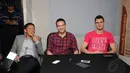 Presiden Persija Jakarta, Ferry Paulus, bersama Martin Vunk dan Yevgeni Kabayev (dari kiri ke kanan) saat jumpa pers usai penandatanganan kontrak di Jakarta, (9/12/2014). (Liputan6.com/Helmi Fithriansyah)