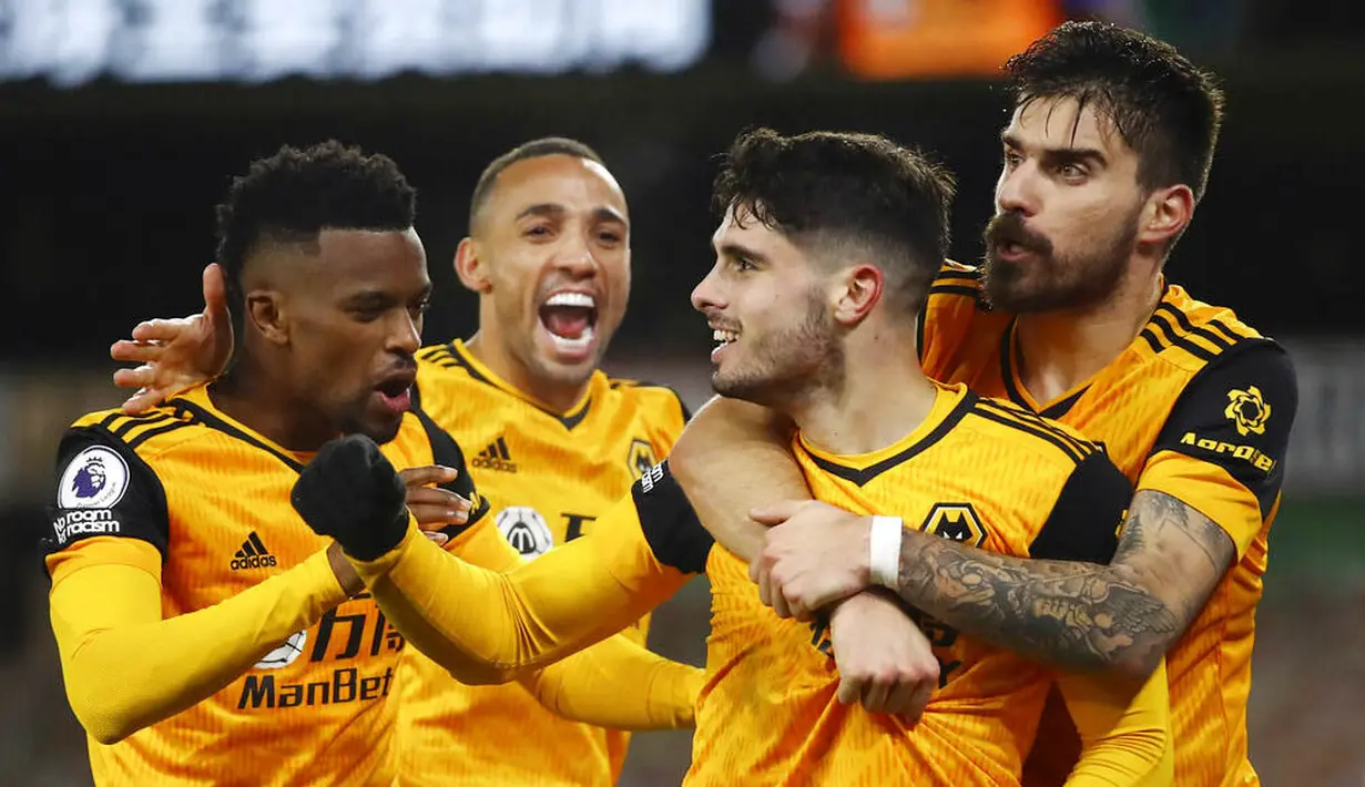 Para pemain Wolverhampton Wanderers merayakan gol yang dicetak oleh Pedro Neto ke gawang Chelsea pada laga Liga Inggris di Stadion Molineux, Rabu (16/12/2020). Chelsea tumbang dengan skor 2-1. (Michael Steele/Pool via AP)