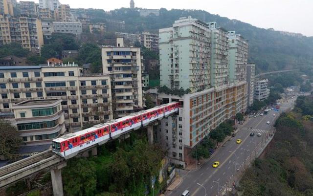 Jalur kereta di bangun di atas daratan karena kontur daratan di Chongqing tidak memungkinkan untuk membangun jalur kereta | Photo: Copyright metro.co.uk