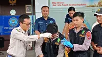 BNN Dan Polda Banten Saat Menguji Keaslian Sabu Yang Di Sembunyikan Di Kemaluan. Selasa (23/05/2023). (Yandhi Deslatama/Liputan6.com).