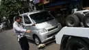 Seorang petugas Dishub memberikan instruksi bahwa derek pengait sudah terpasang dengan baik dan siap untuk diangkut, Jakarta, Kamis (18/9/2014) (Liputan6.com/Faizal Fanani)