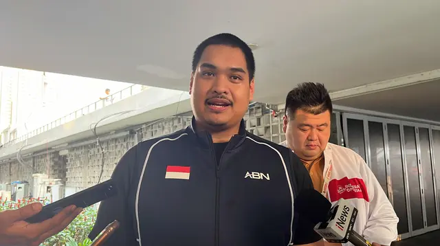 Menpora Dito Ariotedjo saat ditemui awak media di sela-sela pertandingan Indonesia Open 2024 di Stadion Utama Gelora Bung Karno (SUGBK), Jumat (7/6/2024). (Liputan6.com/Melinda Indrasari)