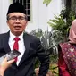 Komisioner KPK, Lili Pintauli Siregar (kanan) dengan tampilan barunya. (Merdeka.com/Intan)