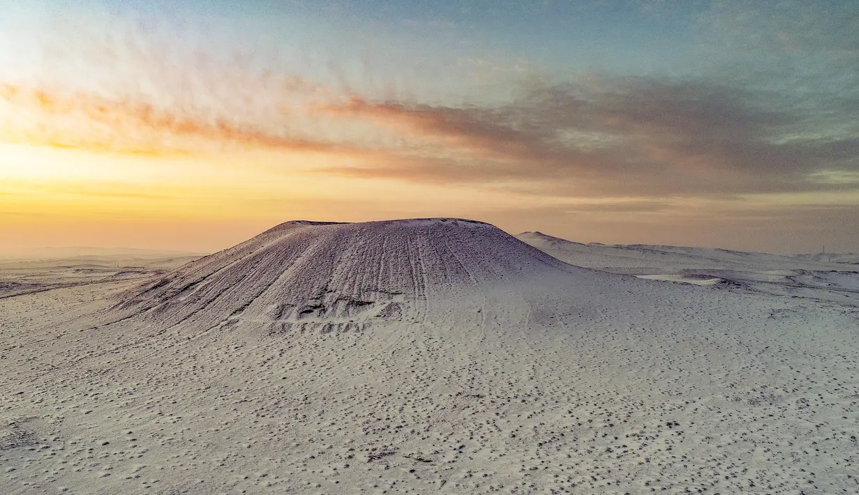 Foto dari udara yang diabadikan pada 28 November 2020 ini menunjukkan pemandangan gunung berapi yang berselimut salju di Ulanqab, Daerah Otonom Mongolia Dalam, China utara. (Xinhua/Wang Zheng)