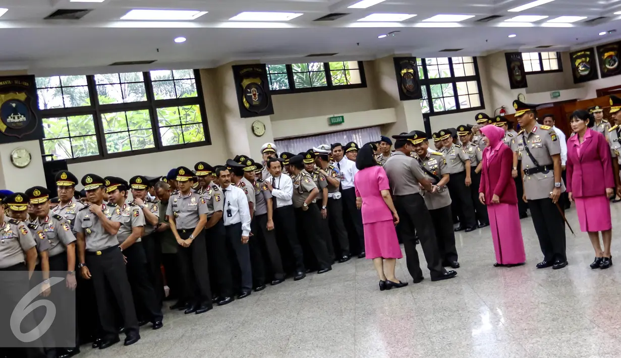 Kapolri Jend. (Pol.) Badrodin Haiti memberikan ucapan selamat kepada Kepala BNPT Irjen Tito Karnavian, pejabat Kapolda yang baru usai Sertijab Kapolda di Rupatama, Mabes Polri, Jakarta, (21/3). (Liputan6.com/Fery Pradolo)
