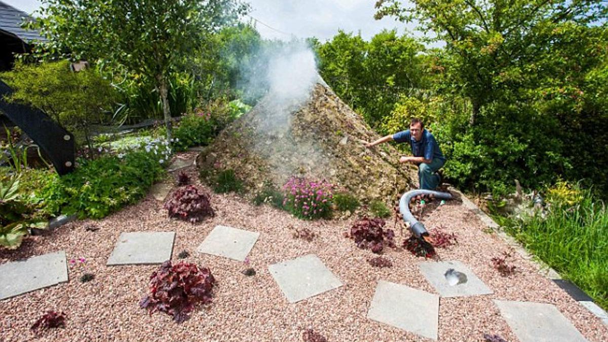 'Gunung Api' Mini Muncul di Halaman Rumah Warga