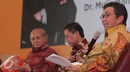 Ketua OJK Muliaman D. Hadad (kanan) saat menjadi pembicara dalam bedah buku "Sustainable Financing" di Jakarta, Jumat (4/12). Buku tersebut menjabarkan konsep dasar praktik-praktik sustainable financing. (Liputan6.com/Angga Yuniar)
