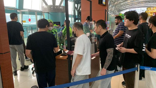 Bareskrim Polri Kawal Deportasi 52 WNA Sindikat Fraud Jaringan Internasional di Jakarta.