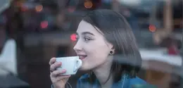 Ilustrasi seorang wanita minum kopi.Photo by Mikail Duran on Unsplash
