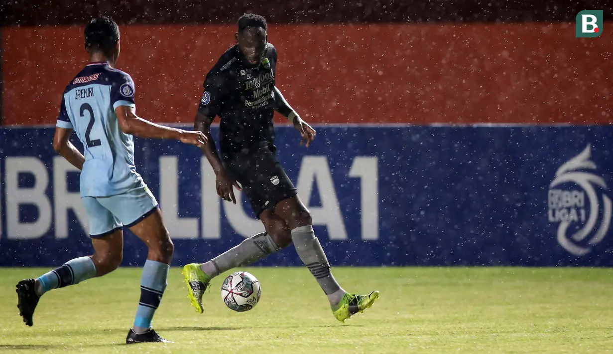 Persib Bandung tancap gas dan tidak menunggu waktu lama untuk mencetak gol. Maung Bandung unggul terlebih dulu lewat striker Geoffrey Castillion. (Bola.com/Bagaskara Lazuardi)