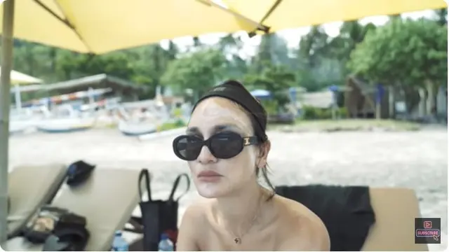 Wajahnya Sempat Viral, Ini 6 Potret Luna Maya saat Dipakaikan Sunblock di Pantai