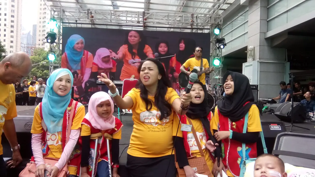 Tantri Kotak saat menyanyi bersama anak-anak kanker 