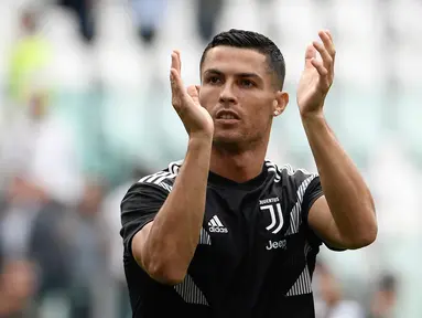 Pesepak bola Cristiano Ronaldo bertepuk tangan saat pemanasan di Stadion Allianz, Turin, Italia, 25 Agustus 2018. Ronaldo masuk dalam daftar 100 pria tertampan di dunia bersaing dengan pebulu tangkis Indonesia, Jonatan Christie. (Filippo MONTEFORTE/AFP)