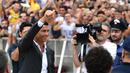 Bintang baru Juventus, Cristiano Ronaldo, menyapa suporter saat tiba untuk menjalani tes kesehatan di area Stadion Allianz, Turin, Senin (17/7/2018). CR 7 hijrah dari Real Madrid ke Juventus. (AFP/Miguel Medina)