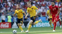 Gelandang Belgia, Kevin De Bruyne, menggiring bola saat melawan Tunisia pada laga grup G Piala Dunia di Stadion Spartak, Moskow, Sabtu (23/6/2018). Belgia menang 5-2 atas Tunisia. (AP/Hassan Ammar)