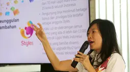 Head Marketing Lippo Mall Indonesia, Lilies Surjono memberikan paparan pada peluncuran aplikasi Styles di Jakarta, Kamis (31/1). Aplikasi Styles memberikan kemudahan konsumen untuk mendapatkan informasi belanja. (Liputan6.com)