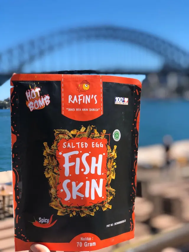 Muhammad Ravie Cahya Ansor (21) atau disapa Ravie membangun bisnis makanan ringan crispy fish skin berlabel Rafins. (Istimewa)
