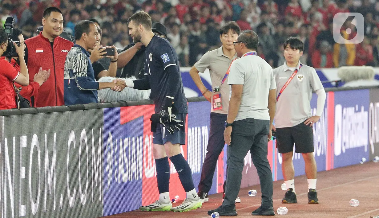 Satu per satu, Presiden Jokowi menyalami para pemain serta official timnas Indonesia. (Liputan6.com/Angga Yuniar)