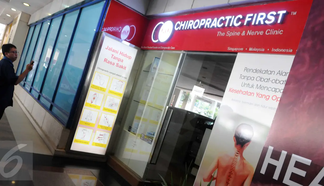 Klinik di Mal Pondok Indah, Jakarta Selatan ini diduga melakukan malapraktik setelah seorang pasiennya, Allya Siska Nadya, meninggal pada Agustus 2015, setelah mengikuti 2 kali terapi cheropractic, Jakarta, Kamis (7/1/2016). (Liputan6.com/Helmi Afandi)