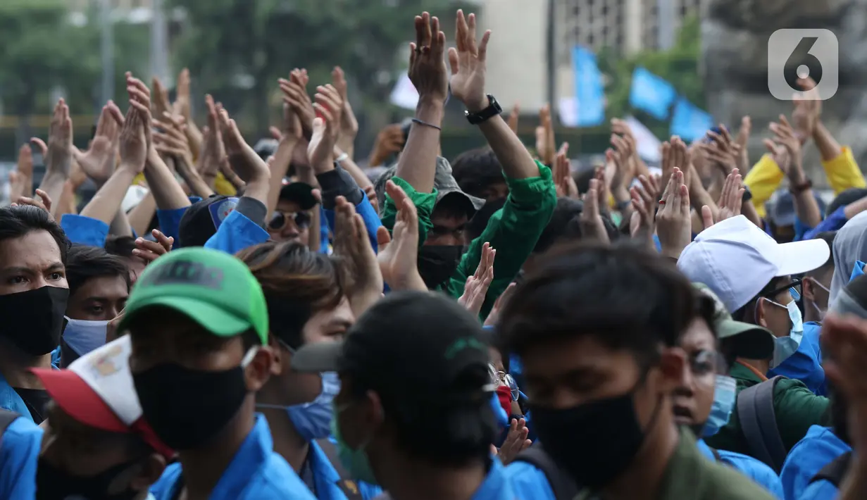 Mahasiswa dari berbagai kampus melakukan aksi unjuk rasa di sekitar kawasan Patung Kuda, Jalan Medan Merdeka Barat, Jakarta, Selasa (20/10/2020). Dalam aksinya, ratusan para mahasiswa meminta pemerintah membatalkan pengesahan Omnibus Law UU Cipta Kerja. (Liputan6.com/Helmi Fithriansyah)
