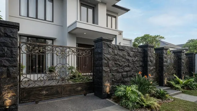 Kombinasi Pagar Geser dan Batu Alam Fasad Minimalis Terlihat Lebih Premium