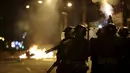 Polisi Anti Huru hara menembakkan gas air mata saat aksi protes di Brasil, Jumat (8/1/2016). Pengunjuk rasa protes terhadap kenaikan tarif untuk bus kota di Sao Paulo. (Reuters/ Lunae Parracho)