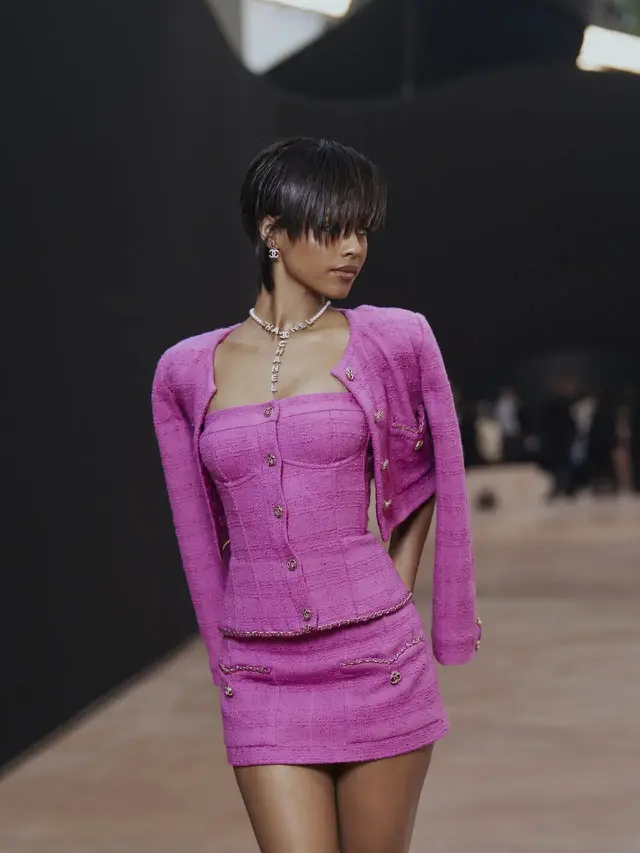Tampil Serba Pink, Tyla Jadi Sorotan dengan Pixie Cut di Chanel F/W 2025 Paris Fashion Week