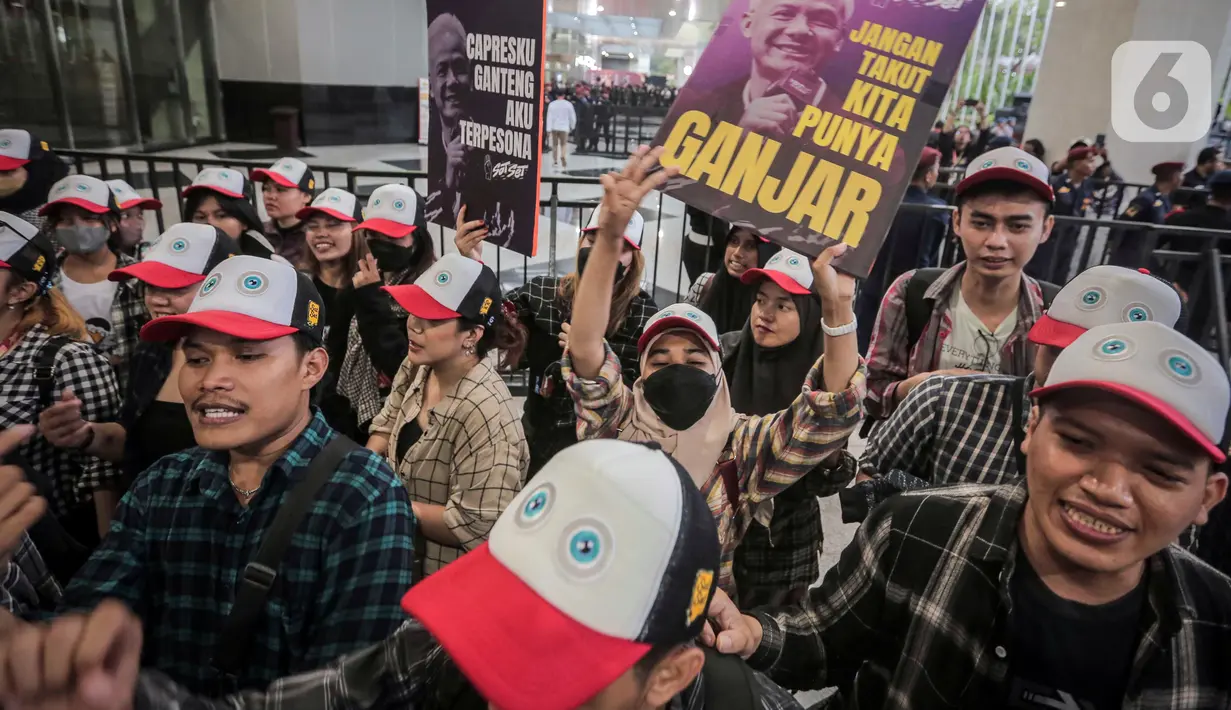 "Jangan gentar kita punya Ganjar, jangan takut kita punya Mahfud, Ganjar-Mahfud datang, bawa pasukan," teriak para pendukung Ganjar-Mahfud. (Liputan6.com/Angga Yuniar)