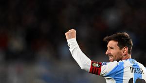 Lionel Messi berhasil mengukir brace saat Timnas Argentina membungkam Venezuela dengan skor 3-0, pada laga lanjutan kualifikasi Piala Dunia 2026 zona CONMEBOL di Estadio Monumental, Buenos Aires, Jumat (5/9/2025) pagi WIB. Duel itu sekaligus menjadi partai terakhir Messi bersama Argentina di kandang sendiri. (AFP/Luis ROBAYO)