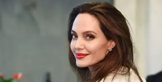 Di tahun 2016 silam, Angelina Jolie memang menjadi pihak yang mengajukan gugatan cerai pada Brad Pitt lebih dulu. Namun ternyata, Jolie pun juga terpuruk dengan enam hal berikut ini.(AFP/Michael Loccisano)