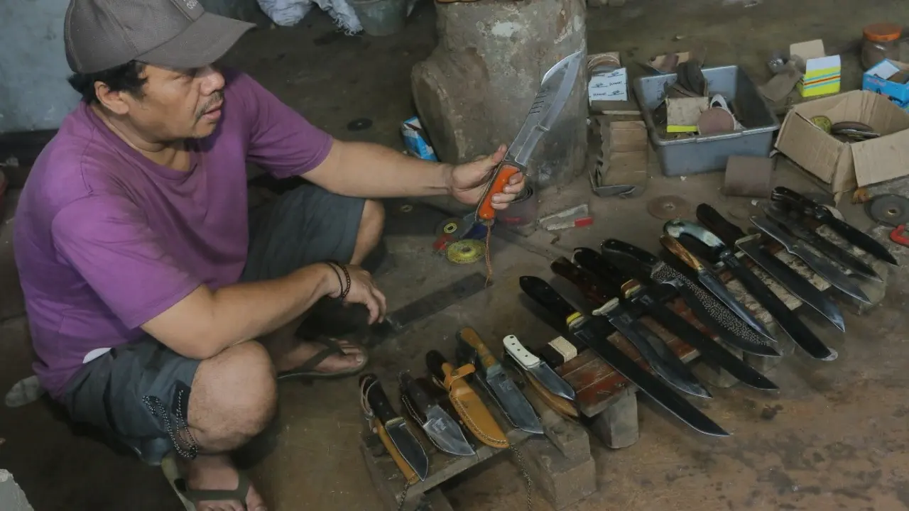 Pisau buatan Friyani yang diberi label AFW Knife kini sanggup menusuk dan menembus pasar internasional. (Liputan6.com/Achmad Sudarno)