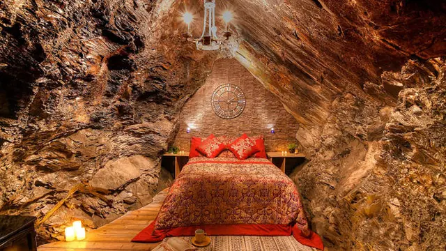 Tempat tidur yang disediakan dalam Deep Sleep Hotel, "hotel terdalam di dunia" yang terletak 419 meter di bawah tanah.
