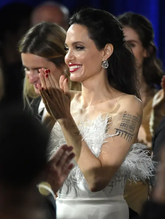Angelina Jolie menghadiri acara Critics Choice Awards 2018 di Santa Monica, California, Kamis (11/1). Setelah berpisah dari Brad Pitt, Jolie perlahan menunjukkan perubahan pada penampilannya yang lebih fresh dan menawan. (KEVIN WINTER/GETTY IMAGES/AFP)