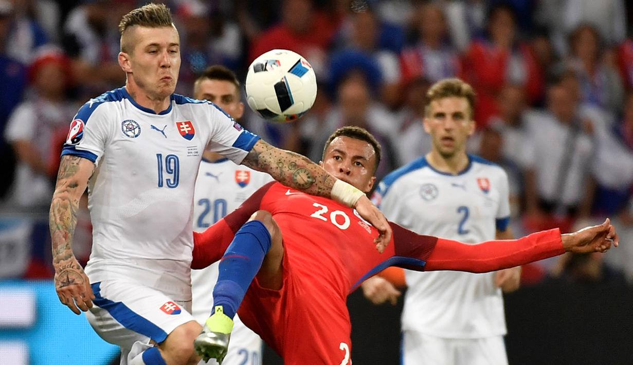 Pemain Inggris, Dele Alli (kanan), berebut bola dengan pemain Slovakia, Juraj Kucka, pada laga terakhir Grup B Piala Eropa 2016 di Stade Geoffroy-Guichard, Saint-Etienne, Selasa (21/6/2016) dini hari WIB. (AFP/Jeff Pachoud)