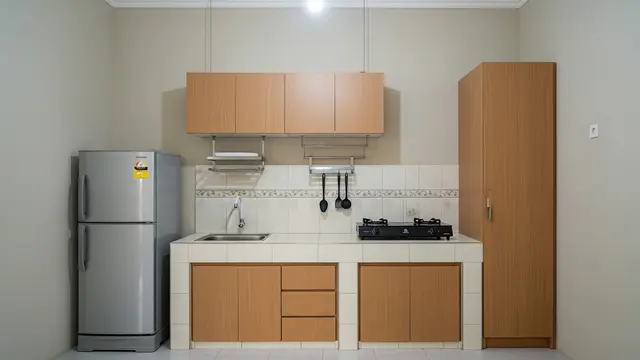 Desain Dapur Kecil 2x2 Meter Muat Kulkas dan Kitchen Set/ Ilustrasi AI