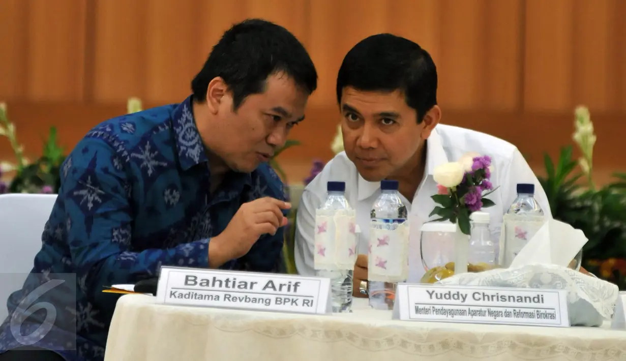 Kaditama Reubang BPK RI Bachtiar Arif (kiri) berbincang dengan Menpan RB Yuddy Chrisnandi saat menghadiri acara sarasehan Refleksi 69 Tahun BPK di Gedung BPK RI, Jakarta, Selasa (19/1). (Liputan6.com/Johan Tallo)