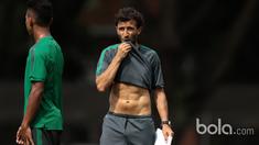 Luis Milla memperlihatkan otot perutnya tanpa sengaja pada sesi latihan Timnas U-22 Indonesia di Lapangan SPH, Karawaci, Jumat (17/3/2017). Milla adalah mantan pemain Barcelona dan Real Madrid. (Bola.com/Nicklas Hanoatubun)