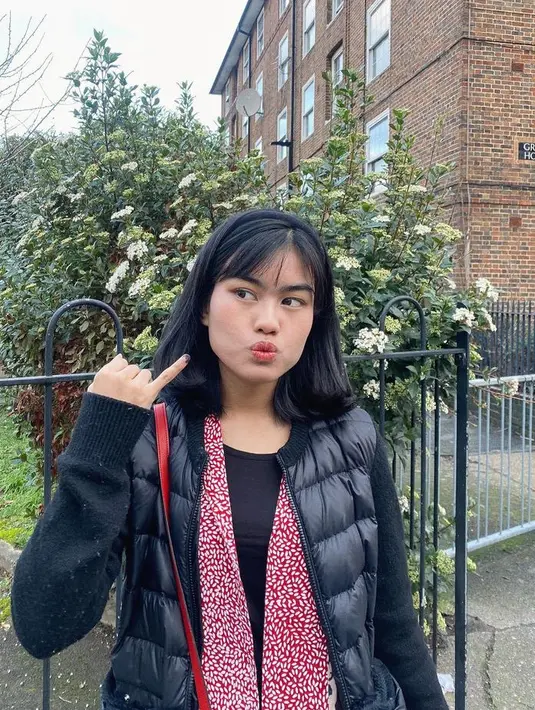 Memamerkan jari yang telah bertinta, Namira mengenakan jaket padding hitam dipadukan inner tanktop hitam dan inner merahnya.  [@namiradjani]