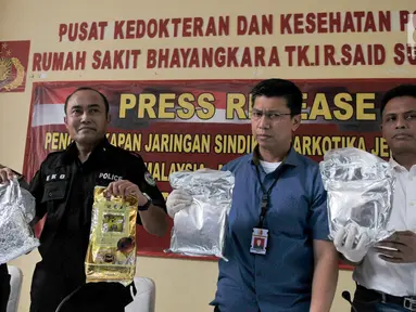 Direktur Tindak Pidana Narkoba Brigjen Eko Daniyanto (kedua kiri) menunjukkan barang bukti kasus peredaran narkotika jenis sabu jaringan Malaysia, Medan dan Jakarta, dalam jumpa pers di Rumah Sakit Polri, Selasa (13/6). (Liputan6.com/Yoppy Renato)