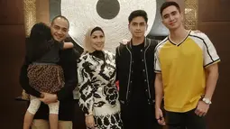 Begini potret kebersamaan Ferry dan Verrell Bramasta, Athalla Naufal dan Vania Athabina. Meski mereka memiliki kesibukan masing-masing, namun di beberapa kesempatan tak jarang anak-anak Venna Melinda membuka diri untuk menerima Ferry menjadi ayah sambungnya.(Liputan6.com/IG/@ferryirawanreal)