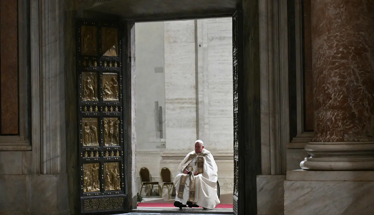 Setidaknya 30.000 orang menyaksikan Paus Fransiskus membuka pintu suci Basilika Santo Petrus. (Alberto PIZZOLI/POOL/AFP)